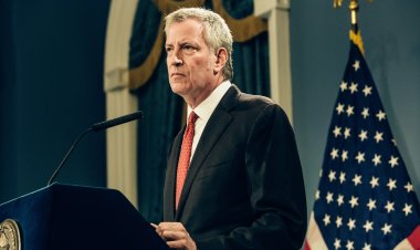 De Blasio rơi vào tình thế bị dồn ép trước những vụ bê bối của Cuomo và  'Ông ấy không thể quản lý' nếu những cáo buộc là sự thật