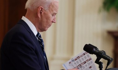 Truyền thông Mỹ đăng ảnh ông Biden cầm giấy ghi chú trong họp báo
