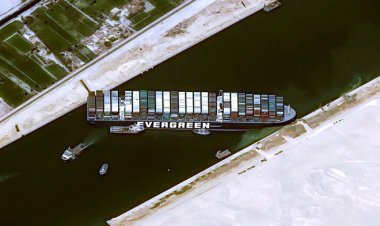 Mỹ muốn giúp giải phóng siêu tàu hàng mắc kẹt ở kênh đào Suez