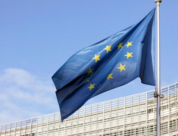 Đối diện với khủng hoảng lịch sử, EU doạ cấm xuất khẩu vắcxin sang Anh