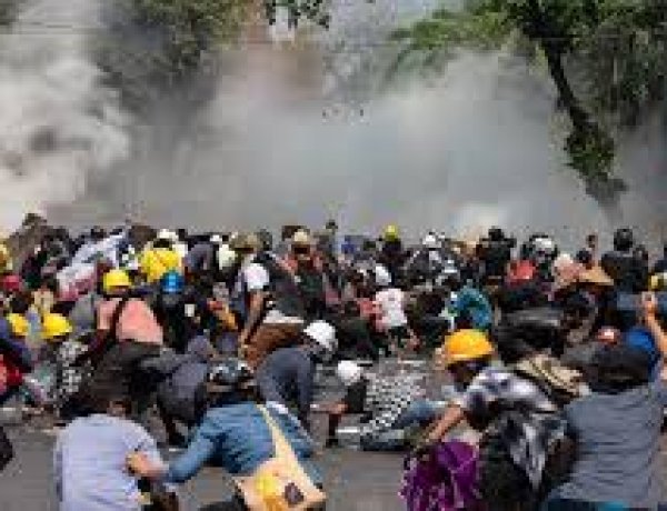 EU giáng đòn trừng phạt Myanmar