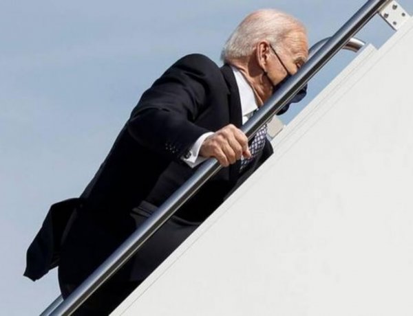 Ông Biden vấp ngã: Nhà Trắng đổ lỗi do cầu thang