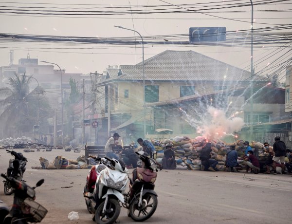 EU và Mỹ tung đòn tới tấp vào quân đội Myanmar