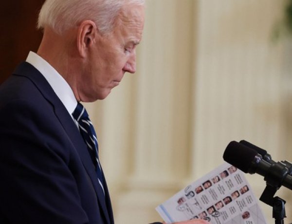 Truyền thông Mỹ đăng ảnh ông Biden cầm giấy ghi chú trong họp báo
