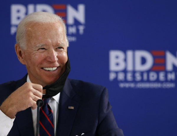 Đa số dân Mỹ tán thành cách xử lý dịch COVID-19 của Tổng thống Biden