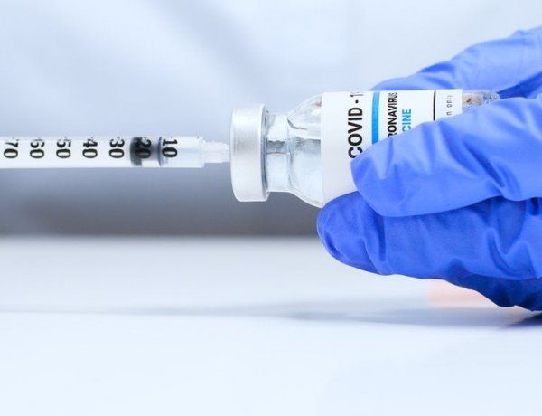 Người Mỹ gốc Việt nhận mũi tiêm COVID-19 tại Nam California