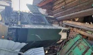 Tường nhà dân bị đâm sập bởi xe chở đạn