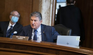 Joe Manchin cảnh báo chống lạm dụng công cụ ngân sách