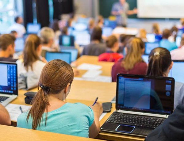 Nhà lập pháp bang California đề xuất chương trình giảm chi phí học tập