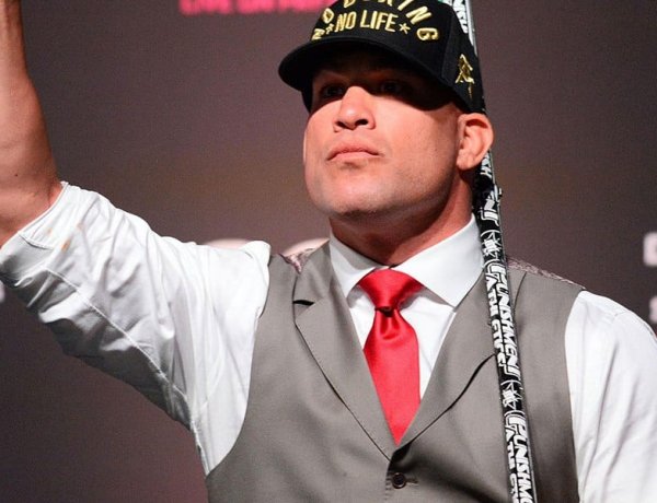 Tito Ortiz bị Hội đồng thành phố gọi cảnh sát sau khi bỏ khẩu trang