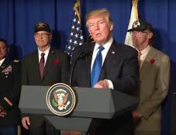 Cựu tổng thống Donald Trump cảnh báo các tập đoàn “tỉnh giấc”