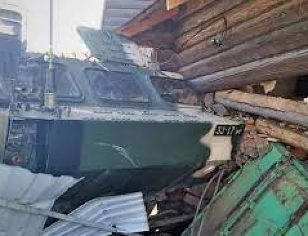 Tường nhà dân bị đâm sập bởi xe chở đạn