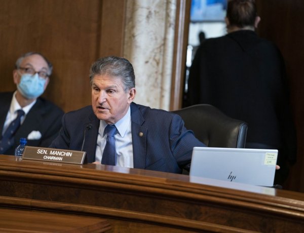 Joe Manchin cảnh báo chống lạm dụng công cụ ngân sách