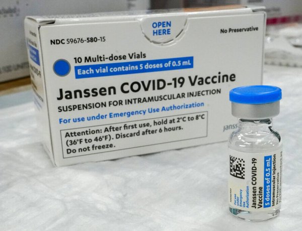 CDC và FDA khuyến nghị Hoa Kỳ tạm dừng sử dụng vắc xin Covid-19
