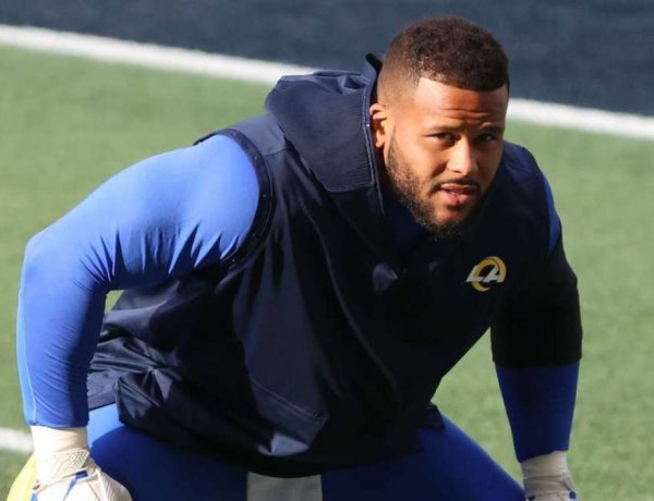 Ngôi sao Rams, Aaron Donald bị cáo buộc hành hung người đàn ông