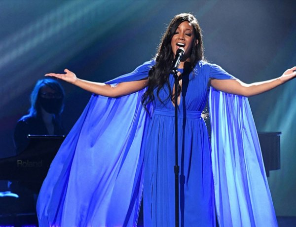 Người phụ nữ da đen đầu tiên tổ chức giải Academy of Country Music