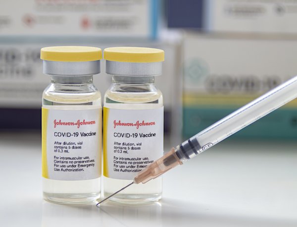 “Co giật, tụ máu não” sau khi tiêm vắc xin Johnson & Johnson