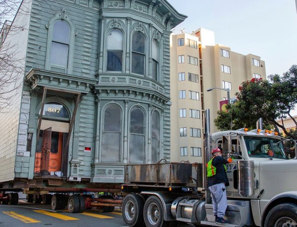 Ngôi nhà thời Victoria được di chuyển bảy khối qua San Francisco