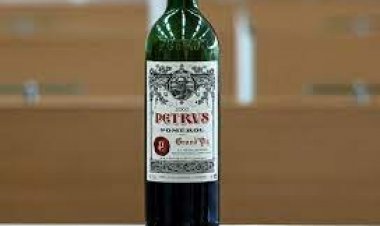 Chai rượu 'ủ trong không gian' đầu tiên được bán tại Christie's