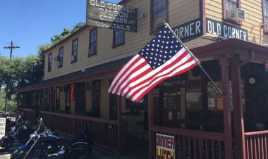 Chủ quán bar ở California bị tố bán thẻ tiêm chủng COVID-19 giả
