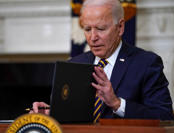 Tổng thống Joe Biden hạn chế việc xuất nhập cảnh từ Ấn Độ