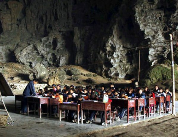 Trường học độc đáo trong hang động ở ngôi làng Trung Quốc