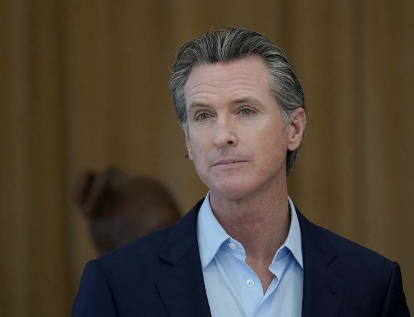 THỐNG ĐỐC NEWSOM CỦA CALIFORNIA ĐƯỢC YÊU CẦU DỪNG VIỆC ĐEO KHẨU TRANG