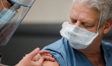 Các nhóm y tế kêu gọi ủy quyền về vắc xin COVID-19 cho nhân viên y tế