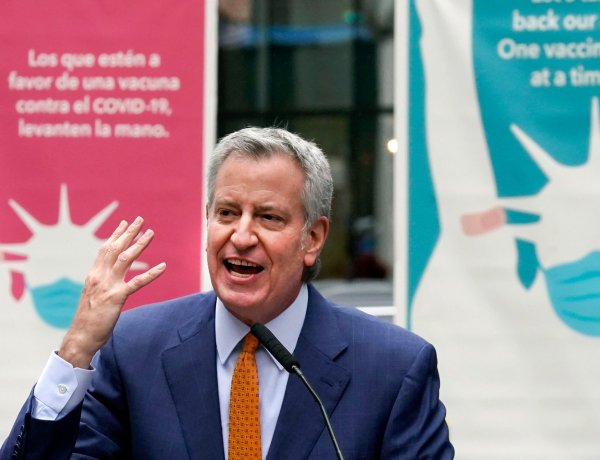 De Blasio kêu gọi doanh nghiệp ở NYC cho nhân viên tiêm phòng Covid