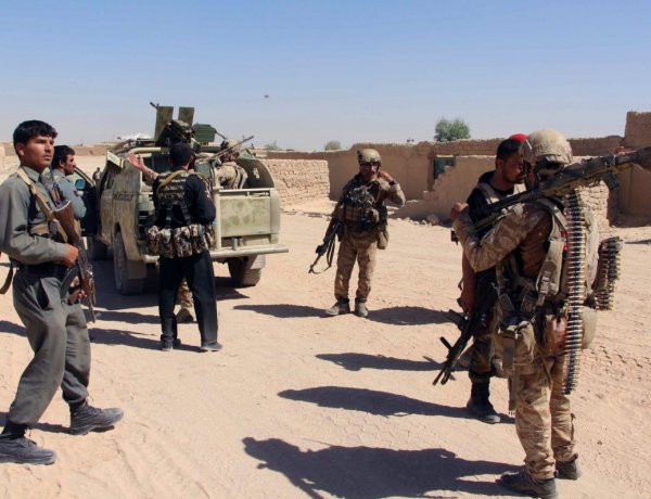 Bộ Afghanistan đặt lệnh giới nghiêm kiềm chế sư tấn công của Taliban