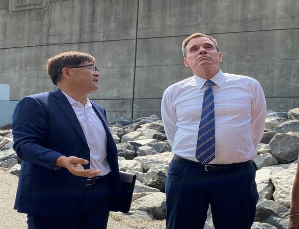 Warner tiếc nuối về sự thay đổi của Harry Reid trong quá khứ
