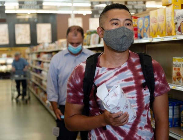California khuyến nghị đeo khẩu trang cho tất cả mọi người trong nhà