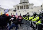 Hàng loạt cảnh sát Đồi Capitol kiện Cựu tổng thống Trump