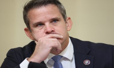 Kinzinger ủng hộ trát đòi hầu tòa cho McCarthy và Jordan