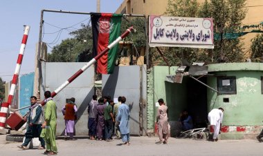 Tổng thống Afghanistan từ chức và chuyển giao quyền lãnh đạo