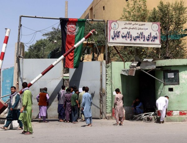 Tổng thống Afghanistan từ chức và chuyển giao quyền lãnh đạo