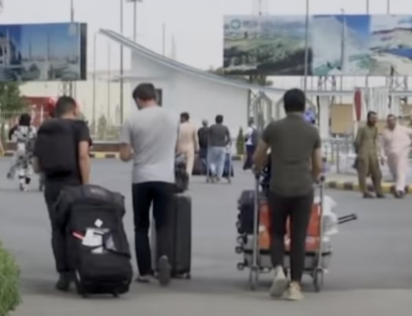 Mỹ tạm dừng các chuyến bay sơ tán từ sân bay Kabul, Afghanistan