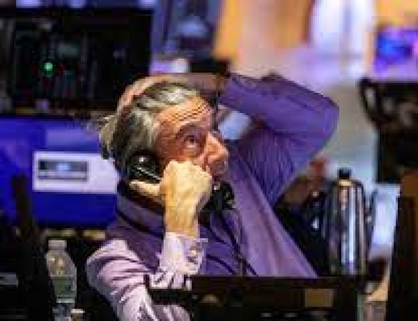 S&P 500 và Nasdaq Composite tiếp tục lập kỷ lục mới